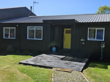 Spacious 5-bedroom House in the country