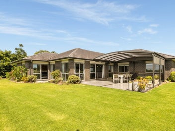 Private Te Puna lifestyle with space and views