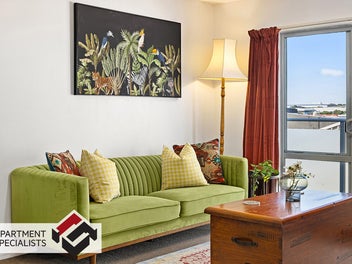 Boutique, Spacious & Vacant for a New Owner!