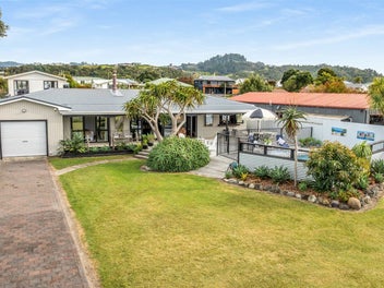 Resort Style Vibes - Close to Town and the Beach