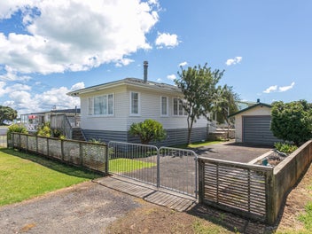 BEACH HOUSE AT TE PURU