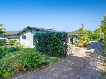 Single level living, short stroll to the beach!