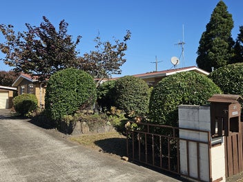 PRIVATE SALE: Sunny Home on Generous Section