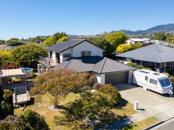 Family Living With Pool, Space & Location