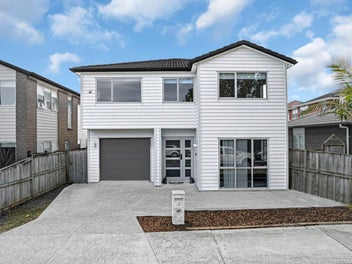 Massive Family Living - 6 Bdrm, 3 Living, 5 Bthrm!