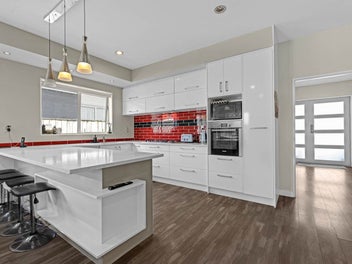 Massive Family Living - 6 Bdrm, 3 Living, 5 Bthrm!