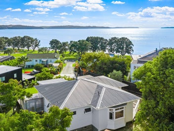 Character Bungalow - Just One Back from the Beach