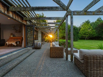 Streamside lifestyle and income