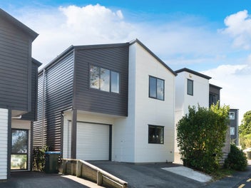 Freestanding Freehold & Four Bedrooms!