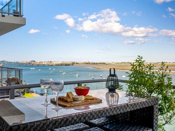 STYLISH HARBOURFRONT APARTMENT