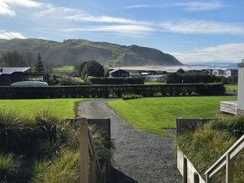 Stunning Shoal Beach Retreat with Sea Views
