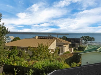 Modern Coastal Living – Sea Views, 2-min to Beach