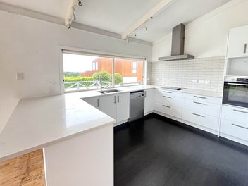 LOVELY 5 BED, 2 BATH, 176SQM SINGLE PIECE HOME