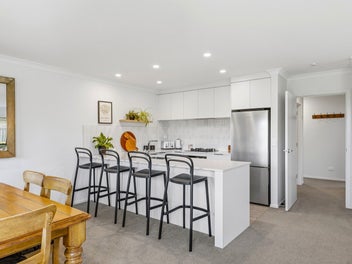 Modern elegance on Fairway Drive