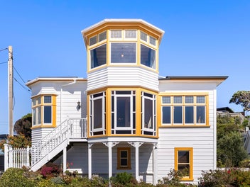 Sun-Filled Living in Dress-Circle Harbour Setting