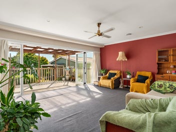 Stucco Home & Income on 825sqm