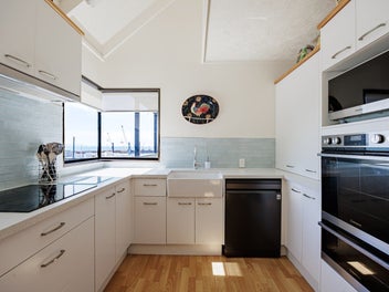 Sun, Space & Spectacular Views on Bluff Hill