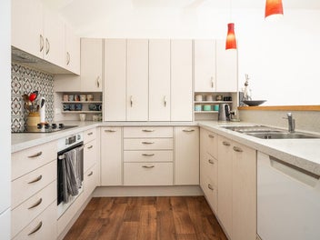 BEAUTIFUL MODERN 3-BEDROOM IN CENTRAL KARORI