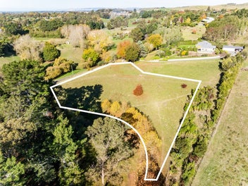 Sun-drenched Lifestyle, Minutes from Town