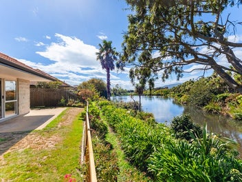 Low Maintenance - Lakefront Living