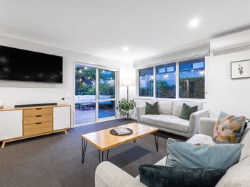 Modern, Sunny and Single Level!