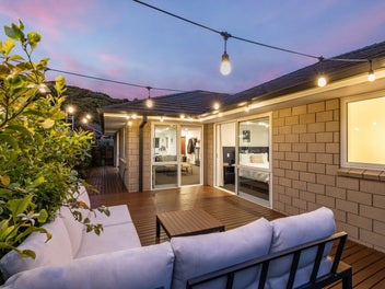 Modern, Sunny and Single Level!