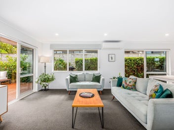 Modern, Sunny and Single Level!