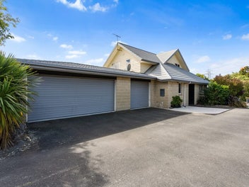 3-Car Garaging in the Valley