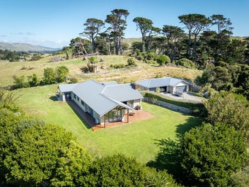 REFINED COUNTRY LIVING WITH EQUESTRIAN FACILITIES