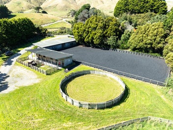 REFINED COUNTRY LIVING WITH EQUESTRIAN FACILITIES