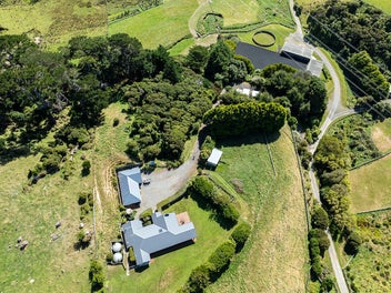 REFINED COUNTRY LIVING WITH EQUESTRIAN FACILITIES