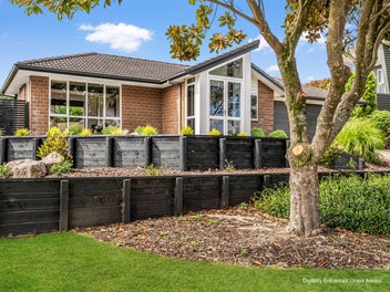 Spacious Family Living in The Lakes