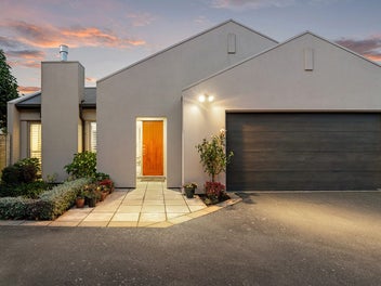 Sun-Soaked Living with Effortless Entertaining