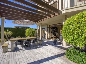 A tranquil setting with water views & studio