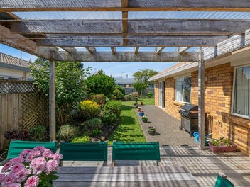 Orewa Oasis: Plenty of Parking, Office & Gardens