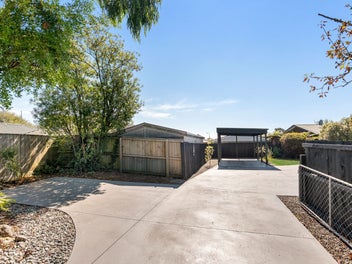 Private Riverside Retreat On 738sqm Section