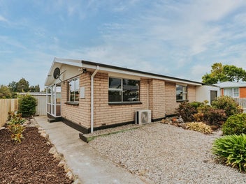 Appealing, Comfortable Living in a Sunny Setting.