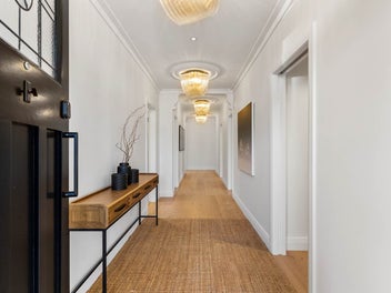 Resort-Style Life in Blue Chip Grammar Zone