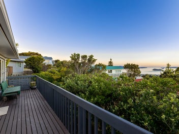 Family Favourite! Views, Sun & Park Access