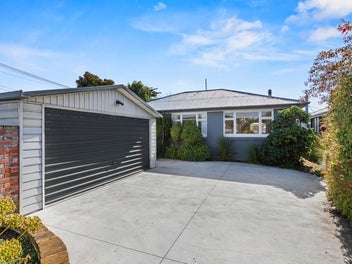 Walk to Burnside High - Spacious Family Living