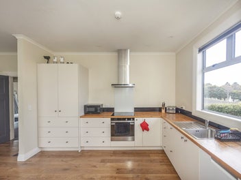 SOUTH HILL - RENOVATED & READY