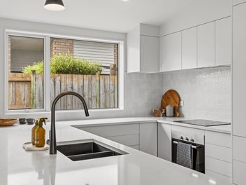 Modern home, Gully Aspect