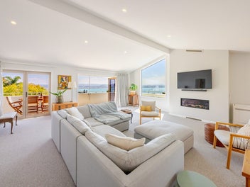 Breathtaking Sea Views And Treetop Tranquility