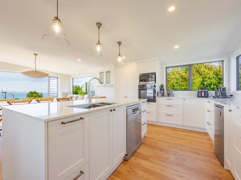 Breathtaking Sea Views And Treetop Tranquility