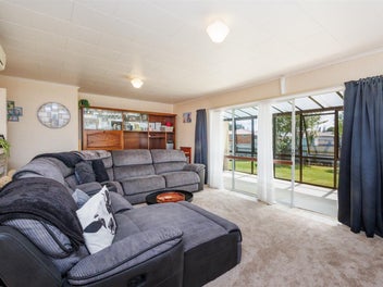TEAM LEWIS - GREAT LOCATION CLOSE TO TOWN