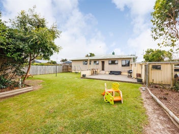 TEAM LEWIS - LIVING HERE IS A BREEZE!