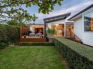 Contemporary coastal living