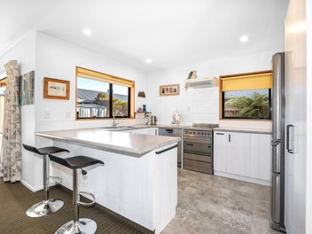 * UNDER OFFER * Easy To Love!