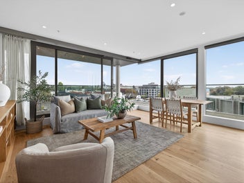 Wraparound Balcony Luxury + 2 Carparks