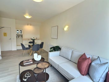 SUNNY, SIMPLE AND SO WELL LOCATED